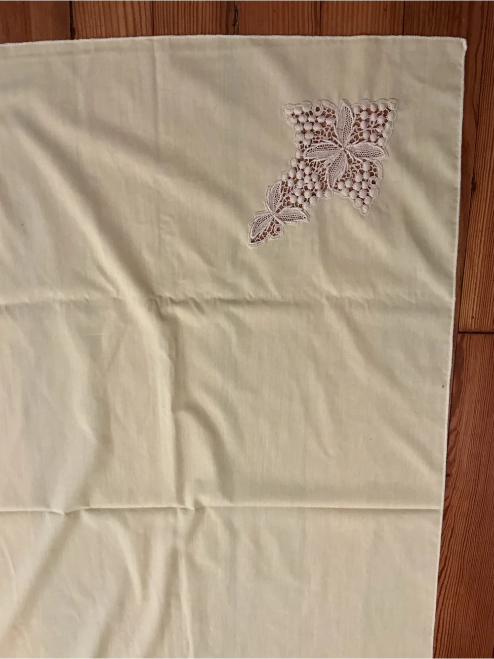 🔹 Antique Hand tatted Lace Lemon-y Linen Tablecloth